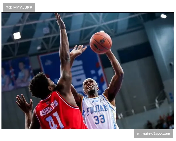 连续弱侧空切破解防守 青岛队进攻体系日趋成熟 连续弱侧空切破解防守 青岛队进攻体系日趋成熟